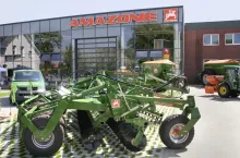 Do głównych kompetencji firmy Amazone należy dziś technika aktywnych i biernych maszyn uprawowych, siewniki, w tym siewniki punktowe, rozsiewacze nawozów oraz opryskiwacze polowe.