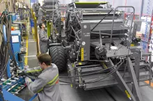 Produkcja w Metz odbywa się na dwóch liniach montażowych. Na jednej powstają pras zwijające Variant, Rollant i Rollant Uniwrap. Druga jest przeznaczona do pras kostkujących Quadrant.