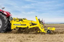 Zawieszany Terraland TN (szer. robocza 4 m, szer. transportowa 3 m) to maszyna do głębokiej uprawy gleby na głębokości nawet do 65 centymetrów i wprowadzania dużych ilości materii organicznej.