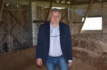 Prezes Wiesław Żebrowski w swoim magazynie zbożowym, gdzie zalega jeszce 300 ton pszenicy