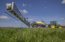 Hardi Aeon CenturaLine z 30-metrową stalową belką Twin Force i zbiornikiem o pojemności 5200 l dobrze spisywał się na pagórkowatych polach północnych Kujaw. Fot. Jakubek
