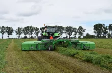 &lt;p&gt;Samasz informuje, że wśród krajowych producentów zgrabiarki podbieraczowo-taśmowe to nowość. Maszyna jest w pełni zautomatyzowana, wyposażona w system rejestracji zebranego plonu i GPS.&lt;/p&gt;