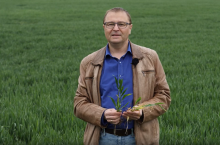 435898