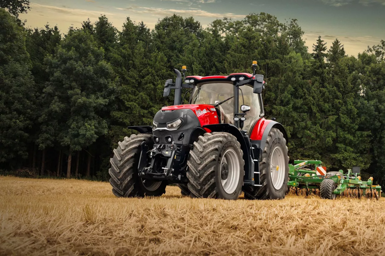 <p>Optum 340 CVXDrive, podobnie jak modele 300 i 270, ma duży, 630-litrowy zbiornik paliwa, który umożliwia dłuższy czas pracy w terenie. Poza tym ma 750-godzinny harmonogram serwisowania silnika.</p>
