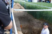 Wiedzę o glebie warto wzbogacić na Panoramie Pól Timac Agro. Czekają tam profesionalne odkrywki glebowe i wspólna ich analiza z Piotrem Kotowskim