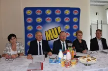 Prezydium Walnego, od lewej: sekretarz Iwona Tomczak, przewodniczący rady nadzorczej Jerzy Strumiński, przewodniczący zebrania Krzysztof Bekalarczyk, asesorzy Dorota Żórawska i Mirosław Oleszczyk
