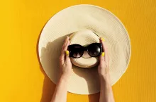 &lt;p&gt;Kapelusz, okulary i krem z filtrem powinny stanowić nasze podstawowe wyposażenie na letnie spotkania ze słońcem&lt;/p&gt;