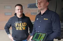 Z lewej Marcin Bojanowski użytkujący od roku zestaw Yield Kit i Paweł Domachowski, doradca ds. produktów Climate FieldView. Jak podkreślał doradca, zestaw jest prosty w montażu i może go wykonać sam rolnik. Po montażu tzreba wgrać aplikację FieldView Cab na urządzenie mobilne z systemem iOS lub Android i w pole