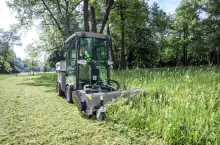 &lt;p&gt;Interesującym rozwiązaniem dla samorządów są wielofunkcyjne nośniki narzędzi. Te maszyny komunalne są stosowane przez cały rok. Latem mogą kosić trawę i przycinać krzewy, zimą odśnieżać i posypywać chodniki.&lt;/p&gt;