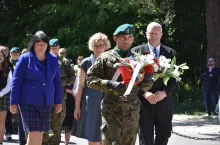 Wieniec na ukraińskim cmentarzu złożyła Paulina Krzemińska, prezes firmy BIN (w środku) oraz Małgorzata Brzozowska i Leszek Chrzanowski z działu eksportu kujawskiego producenta silosów