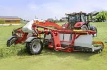 Zgrabiarka taśmowa Mergento VT 9220 marki Pöttinger pracuje na szerokości 9 m.