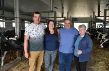Ci hodowcy wiedzą, że przy krowach mlecznych bardzo ważna jest rutyna i powtarzalność, ci sami dojarze, te same aparaty udojowe – to ma znaczenie dla krów, a każda zmiana, zwłaszcza żywieniowa, pociąga za sobą konsekwencje.