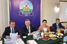 Prezydium zebrania, od lewej: przewodniczący Tomasz Chądzyński, sekretarz Tomasz Michalak oraz mężowie zaufania: Ewa Korzeniewska i Leszek Śliwiński