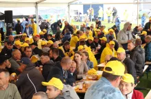 Rolnicy nie wystraszyli się deszczu i licznie przybyli na spotkanie w Wiszniowie