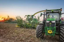 John Deere na potrzeby zdobycia większej wiedzy i wyciągania wniosków współpracuje z Uniwersytetem Przyrodniczym w Poznaniu, aby lepiej poznać istotę problemu i w konsekwencji przygotować jak najlepsze rozwiązania dla rolników.