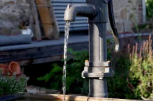 &lt;p&gt;Tradycyjna ręczna pompa wodna w ogrodzie&lt;/p&gt;
