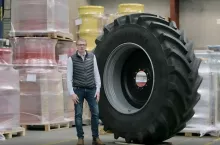 Jak wyjaśnia producent, opona w rozmiarze VF750/75R46 jest przeznaczona dla największych ciągników oraz maszyn i stanowi wyzwanie dla konkurencji pod względem rentowności i jakości.