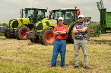 Przyznaję, że teraz zamówiłbym dodatkowo nawigację oraz elektrozawory, ale tak to w życiu bywa, że przyzwyczajamy się do dobrego i chcemy więcej – mówi Paweł Gankiewicz z Osieka Grodkowskiego (woj. opolskie). Na zdjęciu wraz z ojcem.