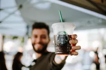 Starbucks poza siecią kawiarni (Unsplash/Omar-Lopez)