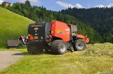 Ta samojezdna maszyna wyposażona jest w 4,4-litrowy silnika Perkins o mocy 92 kW/132 KM. Ma napęd na wszystkie koła, ale kierowane są tylko przednie.