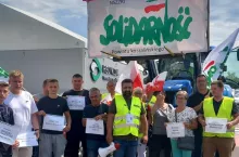 Pikieta popierająca protest ARiMR