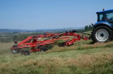 898560