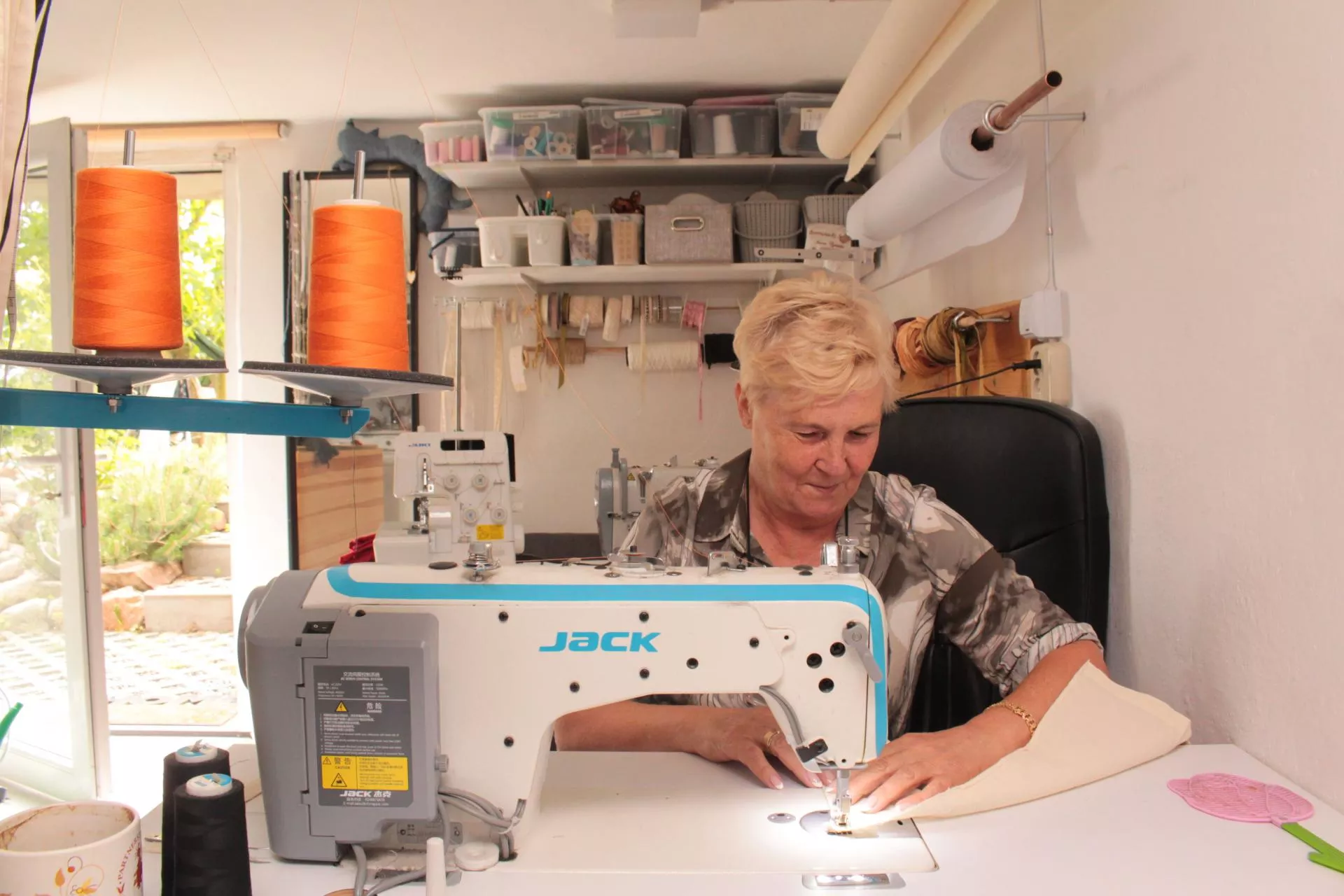 Iwona ze wsi na 18. południku czaruje haftem. I to jak!