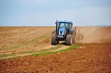Kiedy zakup gruntów rolnych jest zwolniony z podatku PCC, a kiedy rolnik musi go zapłacić?