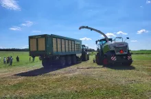 Pracę maszyn do zbioru traw zaprezentowały firmy Class i Krone