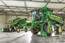 John Deere informuje, że ma rozwiązania aftermarketowe dla każdej maszyny i w każdym wieku. Aftermarket to m.in. naprawy w przypadku awarii, przeglądy i zdalne wsparcie maszyn.