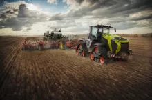 Nowa seria Xerion 12 z mocą do 653 KM, momentem obrotowym do 3100 Nm, nowym podwoziem Terra Trac i kabiną z czteropunktową amortyzacją.