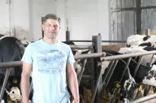 – To była jedna z najlepszych decyzji –  potwierdza hodowca – która całkowicie zmieniła i ułatwiła żywienie wysoko wydajnego stada. Z całym przekonaniem polecam alkalizację wszystkim hodowcom bydła mlecznego, bowiem inwestycja ta zwraca się po wielokroć.