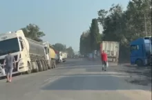 502704