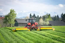 Pöttinger stawia na wydajność, oferując dwa zestawy kosiarek: Novacat V 8400 i Novacat V 9200.