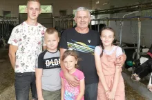 Na zdjęciu pan Wojciech z synem Jackiem (z lewej) oraz wnuczętami: Mikołajem, Zuzią i Kamilą