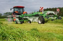 Zgrabiarka 2-karuzelowa SaMASZ Z2-840 układa jeden centralny pokos o szerokości od 7,6 do 8,4 m, który regulowany jest hydraulicznie z kabiny ciągnika.