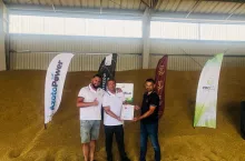 Krzysztof Krawiec z potwierdzonym Rekordem Polski plonowania jęczmienia ozimego, w towarzystwie doradców PROCAM