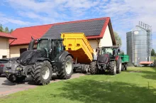 Pan Dariusz zaczynał od Ursusów, obecnie w gospodarstwie są wykorzystywane ciągniki marki Valtra