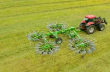Dokładne  kopiowanie terenu umożliwiają także sprężyny odciążające, zamontowane na przedniej parze karuzel.