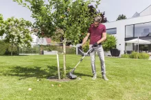 Do szybkich prac ogrodowych sprawdzi się akumulatorowa podkaszarka GT 1825 AL-KO 18 V Comfort. Waży zaledwie 2,4 kg i wyposażona jest w ergonomiczny, regulowany uchwyt.
