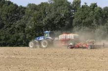 <p>Dane pokazują spadek o 8,5% w przypadku ciągników (10 117 szt. zarejestrowanych w ciągu sześciu miesięcy 2023 r.) i 4% w przypadku przyczep (4160 szt.).</p>