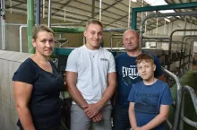 Początki w nowej oborze nie były takie łatwe. Do nowych warunków musieli przyzwyczaić się nie tylko hodowcy, ale przede wszystkim krowy.