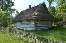Drewniana chałupa kryta strzechą w Holi