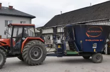 Jeśli stosujemy w żywieniu krów słomę, to dodajemy ją w pierwszej kolejności.