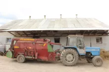 Gospodarze podkreślają, że warto zastosować wóz paszowy nawet gdy nie można wjechać nim do obory