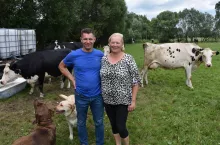 Rolnicy część ziemi przejęli po rodzicach, część po wuju a resztę dokupili, ale jeszcze w czasach, kiedy grunty rolne były znacznie tańsze. Dziś w ich gminie za hektar ziemi IV klasy bonitacyjnej trzeba zapłacić co najmniej 50 tys. zł i, jak przyznają, dla nich jest to cena zaporowa.