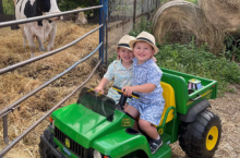 Bliźniaki chętnie pomagają dziadkowi