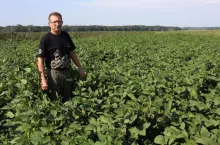 Andrzej Drewniak na plantacji soi