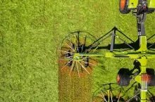 Czterowirnikowe zgrabiarki Liner można wyposażyć nie tylko w duże ogumienie podwozia głównego, lecz również w opcjonalne podwozie 6-kołowe dla wszystkich czterech wirników, które jest też dostępne z szerokimi oponami.