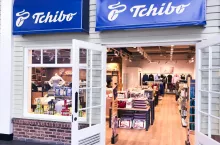 &lt;p&gt;17 sklepów Tchibo w Polsce korzysta już wyłącznie z energii elektrycznej z odnawialnych źródeł. Do stycznia 2024 r. ich liczba ma wzrosnąć do 22 (fot. Shutterstock)&lt;/p&gt;